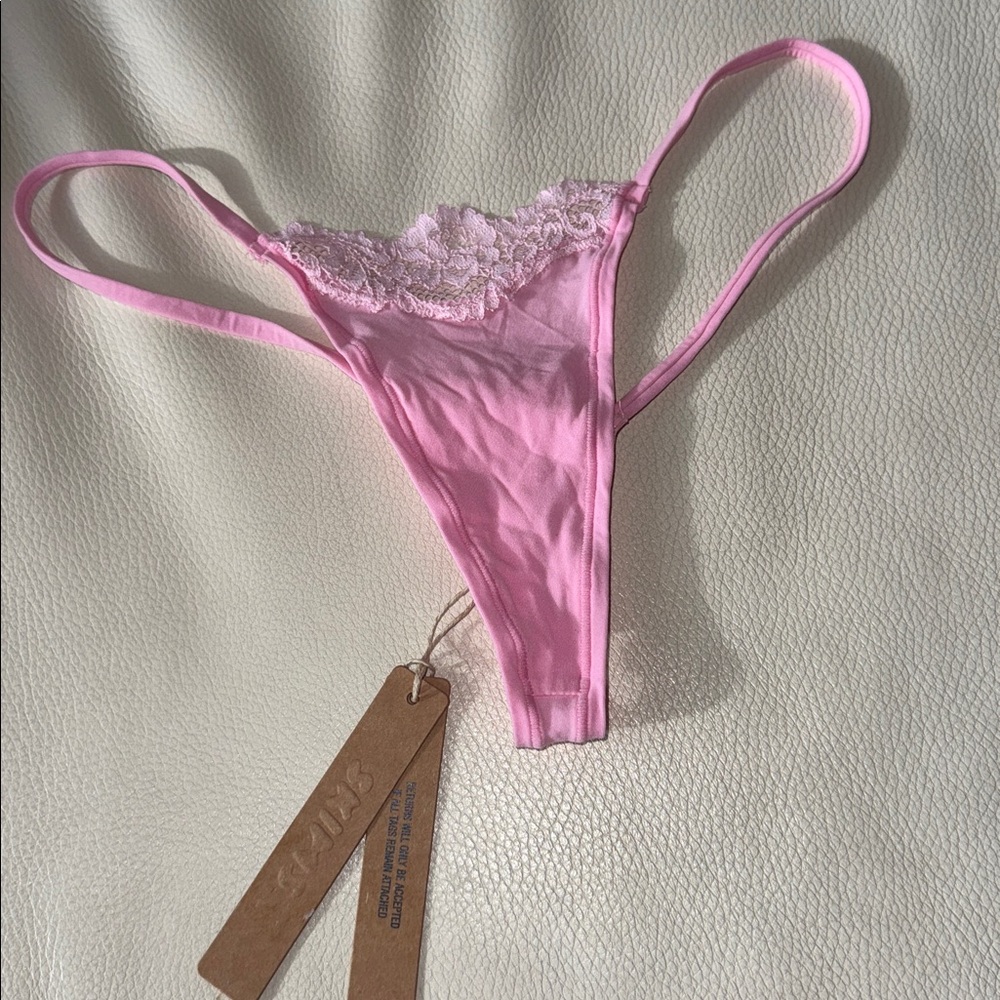 SKIMS‎ Pink Lace Thong